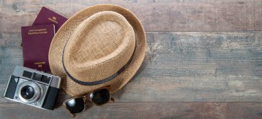 pasaport, yaz şapkası ve fotoğraf makinesi tatil için hazır