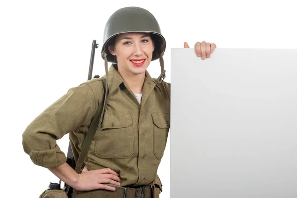 Mujer joven vestida con uniforme militar ww2 americano mostrando emp — Foto de Stock