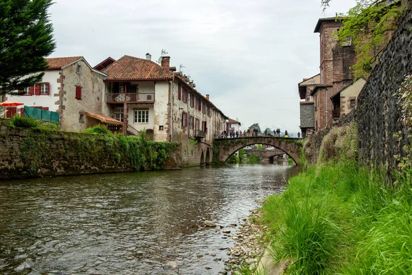 Rzeką nive w mieście Saint-Jean-pied-de-port, Francja — Zdjęcie stockowe