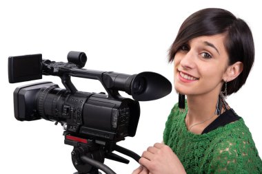 Profesyonel video kameralı genç bir kadın, beyaz.