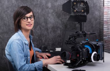 genç kadın video editörü Studio çalışma