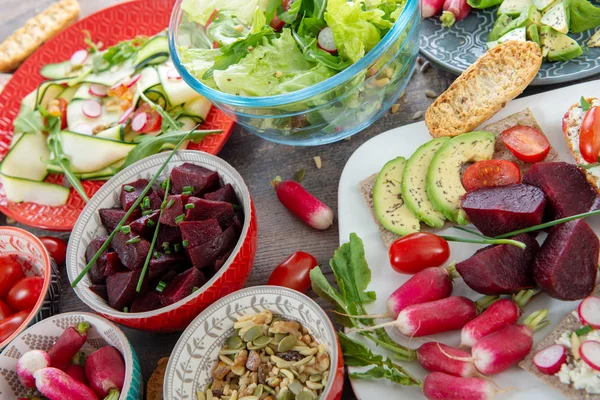 Assiette avec salade végétarienne de légumes bio naturels — Photo