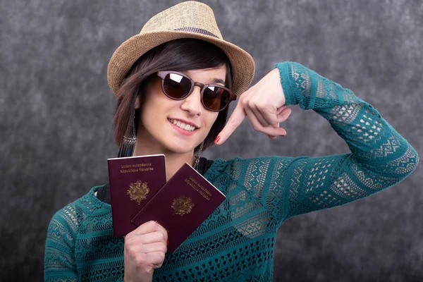 Jovem com chapéu de verão segurando passaportes — Fotografia de Stock