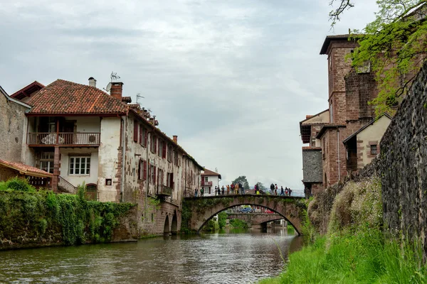 Rzeką nive w mieście Saint-Jean-pied-de-port, Francja — Zdjęcie stockowe