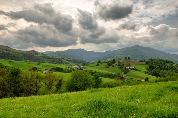 Paisagem de Pays Basco, Colinas verdes. Campos rurais franceses no — Fotografia de Stock