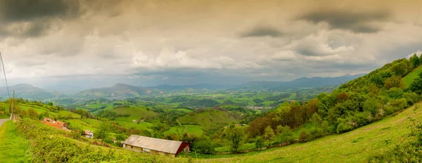 Paisaje de País Vasco, Colinas verdes. Campo francés en el —  Fotos de Stock