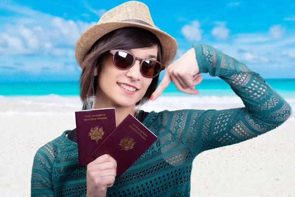 Jovem com chapéu de verão segurando passaportes — Fotografia de Stock