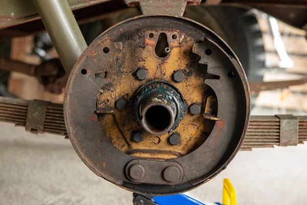 Freno a tamburo arrugginito, Una jeep freno a tamburo smontato in un garage — Foto Stock