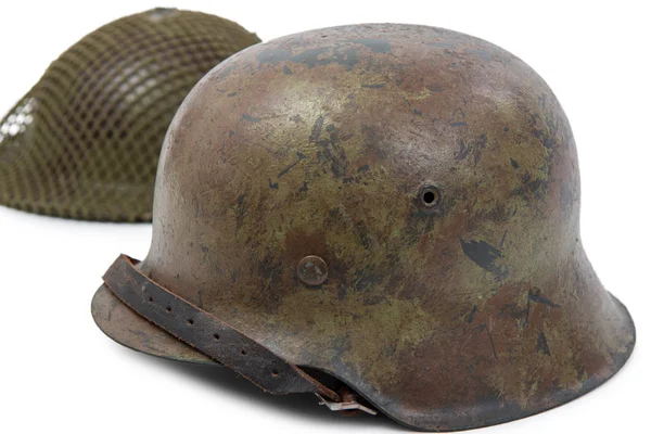Druhé světové války německá (Stahlhelm M1942) vojenské helmy, Normandie — Stock fotografie