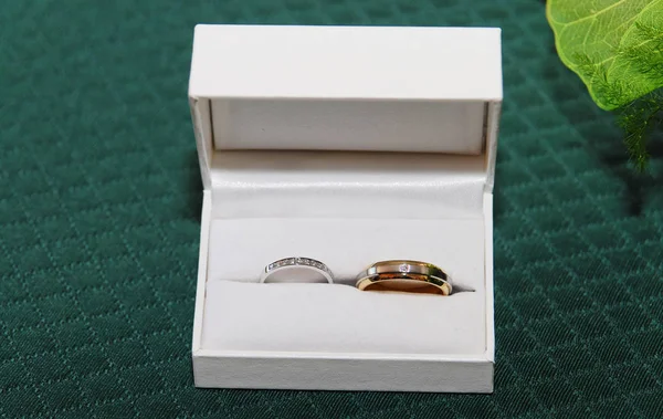 Hochzeitskonzept, Ringe in der Box — Stockfoto