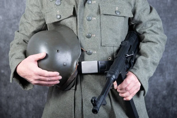 Segunda guerra mundial soldado alemán con ametralladora y casco —  Fotos de Stock