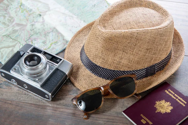 Διαβατήρια, Χάρτης, καλοκαιρινό καπέλο και φωτογραφική μηχανή έτοιμες για διακοπές — Φωτογραφία Αρχείου
