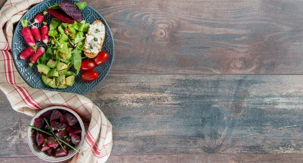 Bols et assiette de salade végétalienne saine. Divers légumes avoc — Photo