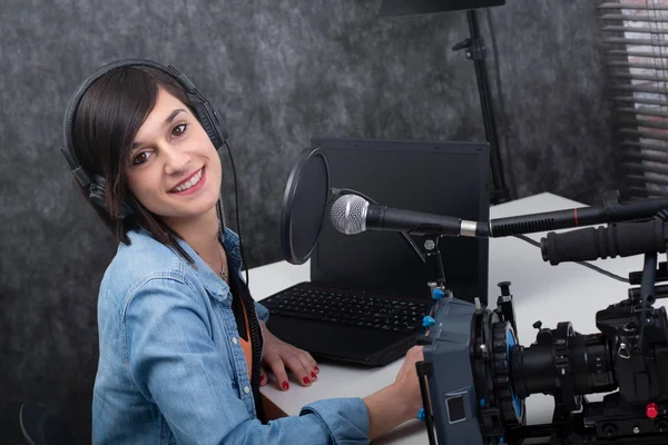 Mujer joven que trabaja en la radio —  Fotos de Stock