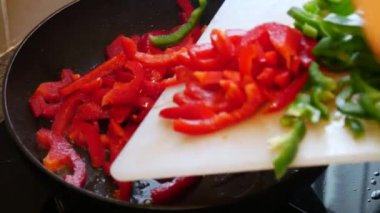 tavada kırmızı ve yeşil biber pişirme