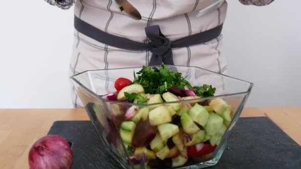 Close Mulher Misturando Salada Legumes Tigela Vidro Mesa — Vídeo de Stock