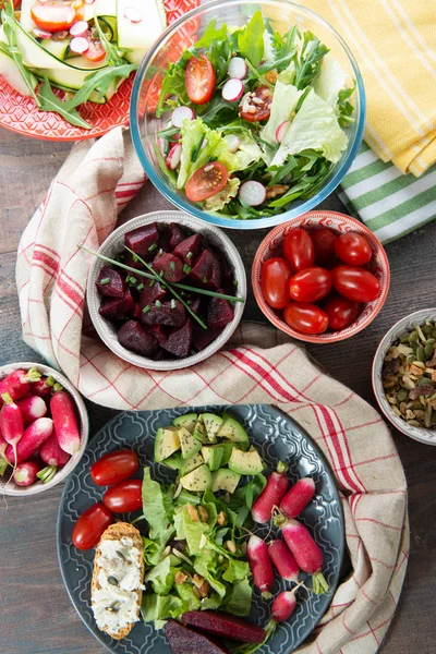 Μπολ και πιάτο με υγιεινά Χορτοφαγική σαλάτα. Διάφορα λαχανικά Avoca — Φωτογραφία Αρχείου