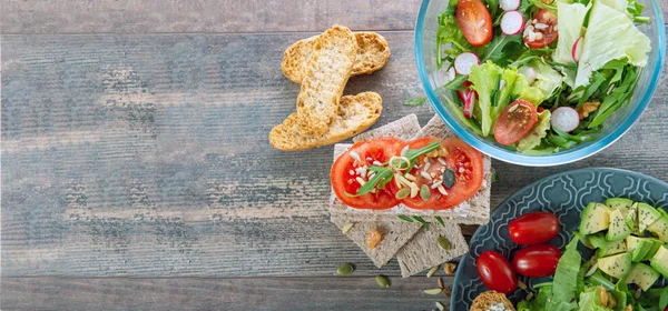 Bols et assiette de salade végétalienne saine. Divers légumes avoc — Photo