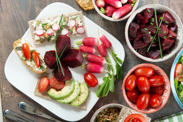 Bols et assiette de salade végétalienne saine. Divers légumes avoc — Photo