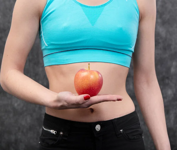 Fecha. magro figura cintura barriga jovem mulher segurando um jui — Fotografia de Stock