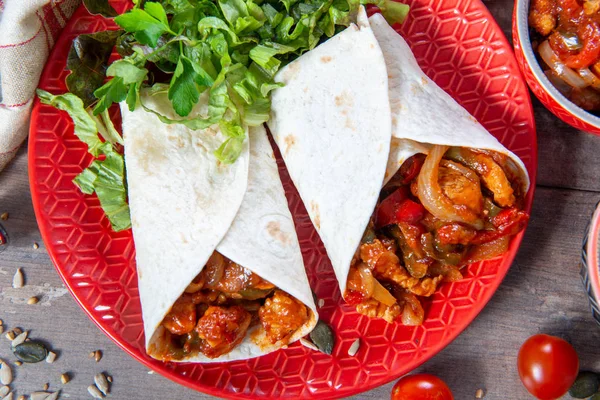 Fajitas com frango, cozinha mexicana, cozinha tex-mex — Fotografia de Stock