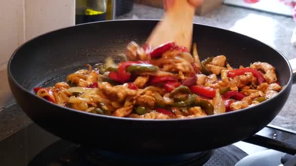 Kook Ingrediënten Voor Zelfgemaakte Fajitas Pan — Stockvideo