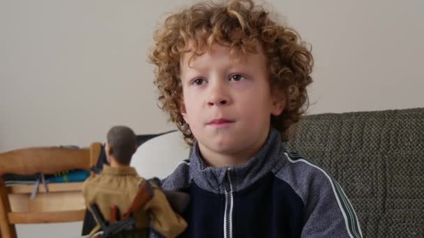 Ένα Νεαρό Αγόρι Που Παίζει Μια Κούκλα — Αρχείο Βίντεο