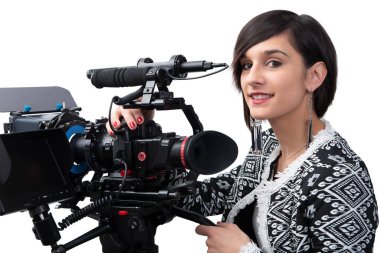 Profesyonel video kameralı genç bir kadın, DSR, beyaz.