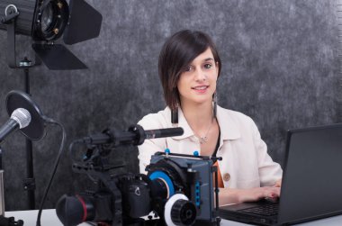 genç kadın video editörü Studio çalışma