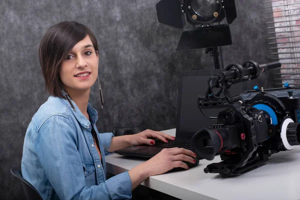 Jeune femme monteur vidéo travaillant en studio — Photo