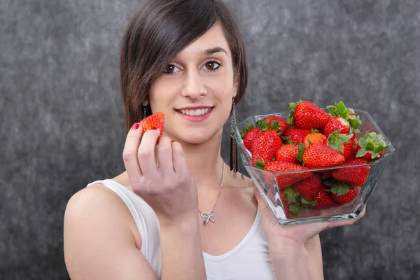 Bonita jovem morena mulher comer morango — Fotografia de Stock