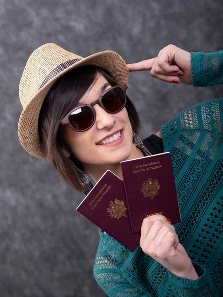 Jovem com chapéu de verão segurando passaportes — Fotografia de Stock