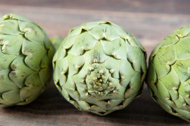 ahşap masada lezzetli organik enginar