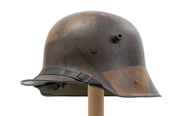 Prima guerra mondiale tedesca (Stahlhelm) casco militare su schienale biancogr — Foto Stock