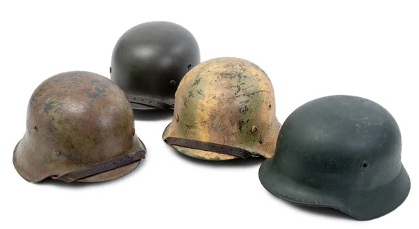 Vier deutsche Stahlhelm-Militärhelme aus dem Zweiten Weltkrieg auf weißem Grund — Stockfoto