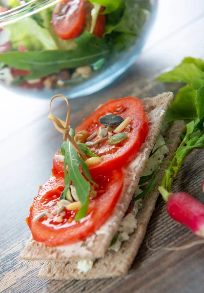 domates, salata ve peynir ile crispbreads