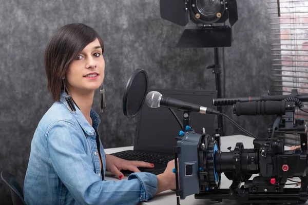 Jeune femme monteur vidéo travaillant en studio — Photo