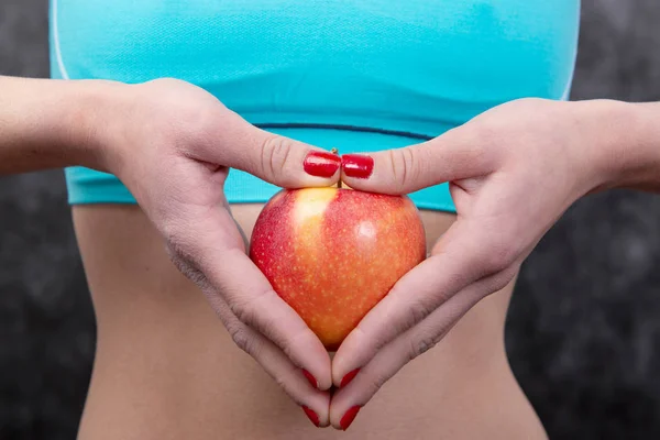 Fecha. magro figura cintura barriga jovem mulher segurando um jui — Fotografia de Stock