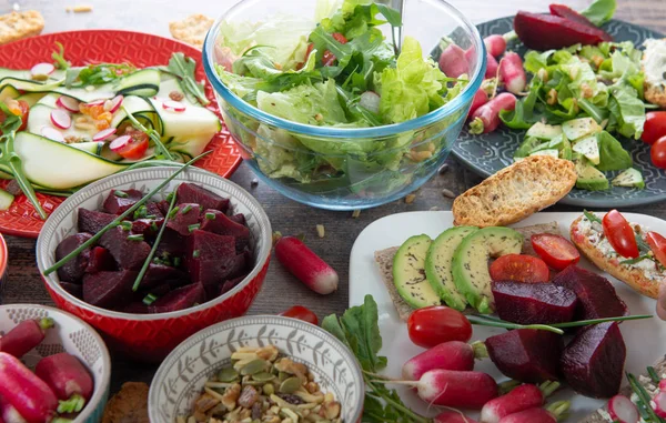 Μπολ και πιάτο με υγιεινά Χορτοφαγική σαλάτα. Διάφορα λαχανικά avoc — Φωτογραφία Αρχείου