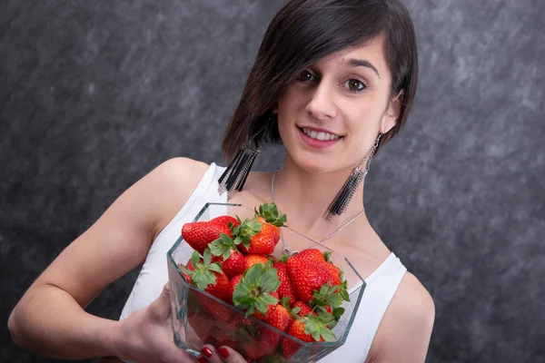 Bonita jovem morena mulher comer morango — Fotografia de Stock