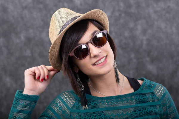 Hasır şapka ve güneş gözlüğü takan kadın yaz — Stok fotoğraf