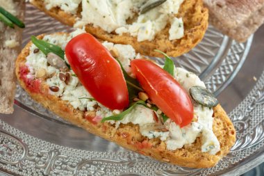 domates, turp ve peynir ile crispbreads