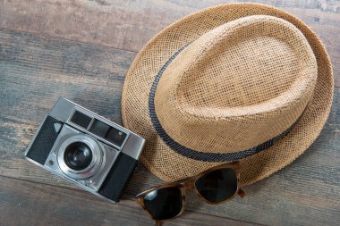 Yaz şapka ve kamera ahşap backgroun tatil için hazır