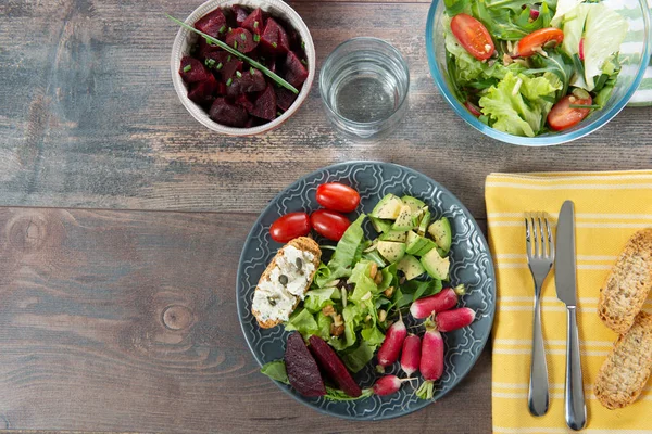 Assiette avec salade végétarienne de légumes bio naturels — Photo