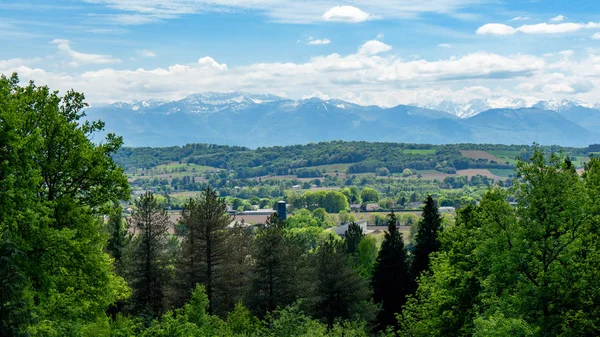 Paisagem da paisagem rural francesa com montanhas dos Pirenéus no backg — Fotografia de Stock