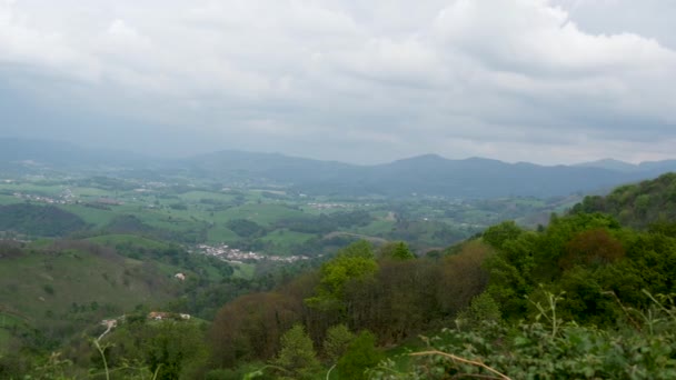 Colinas Verdes Paisagem Rural Francesa Nas Montanhas Dos Pirenéus País — Vídeo de Stock