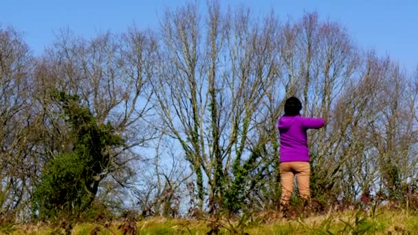 田舎のスポーツを作る女性の背面図 — ストック動画