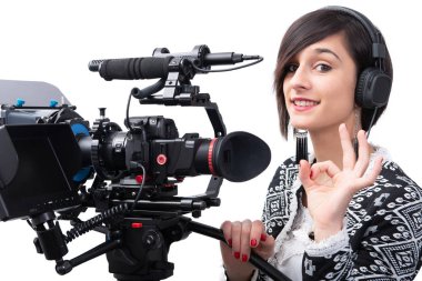 Profesyonel video kameralı genç bir kadın, DSR, beyaz.