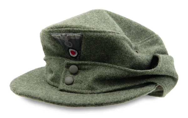 Gorra de campo del ejército alemán Segunda Guerra Mundial aislado sobre fondo blanco —  Fotos de Stock