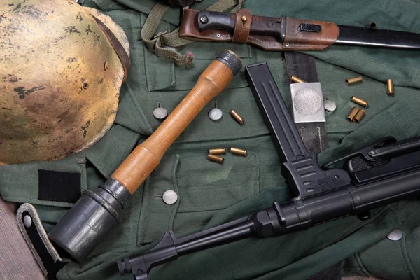 Ww2 německá armáda polní vybavení s bundou, helmou a strojem — Stock fotografie
